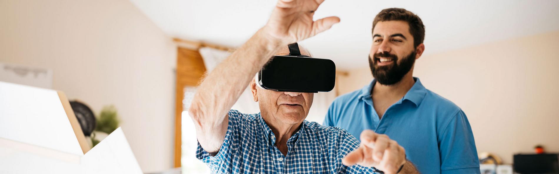 Älterer Mann trainiert mit VR Brille