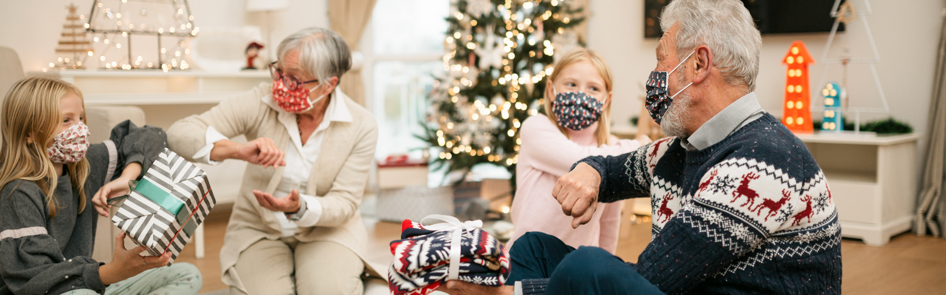 Großeltern feiern Weihnachten