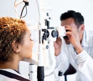 Augenarzt untersucht Patientin