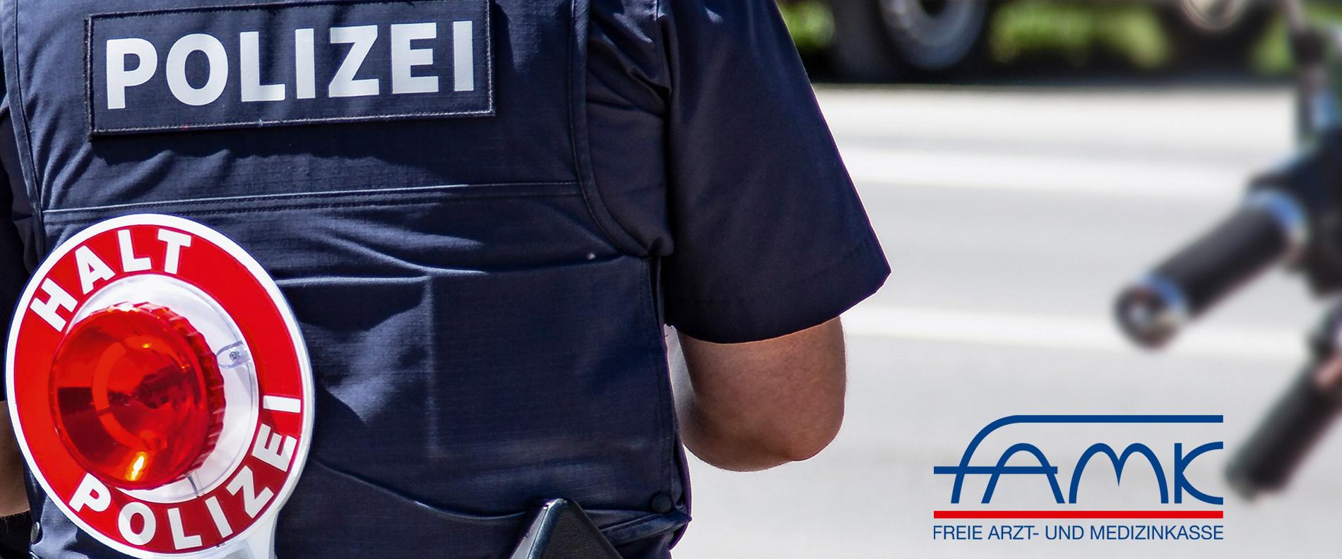 Neueinstellungen Polizei Hessen Polizist steht mit dem Rücken zum Betrachter. Kelle steckt in der Hosentasche.