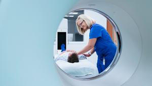 Röntgenassistentin bereitet Tomographie vor