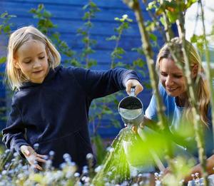 Mutter und Tochter werkeln im Garten