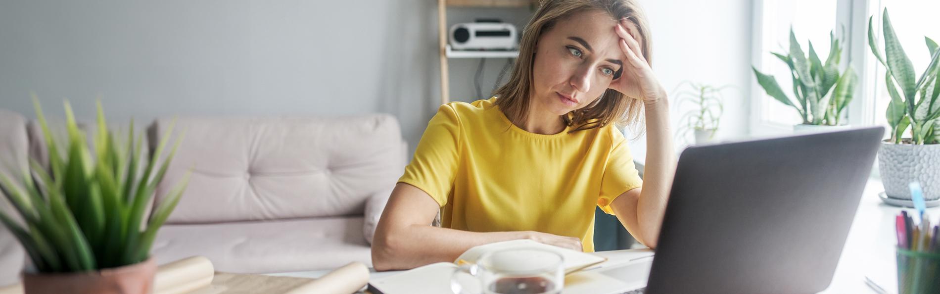 Burnout Frau vor Laptop