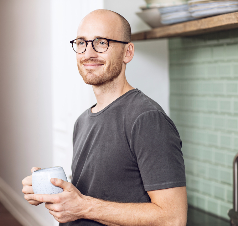 Mann mit Brille steht in Teeküche