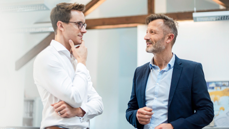 Zwei Männer unterhalten sich 