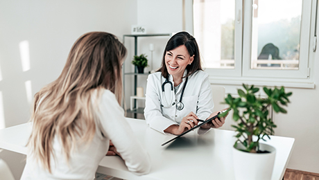 Ärztin erklärt Patientin Diagnose