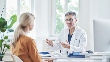 Arzt führt Patientengespräch