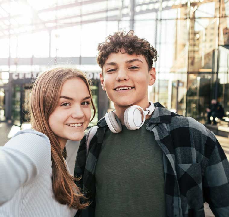 Junge und Mädchen machen Selfie