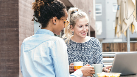 Zwei junge Frauen in der Kaffeepause