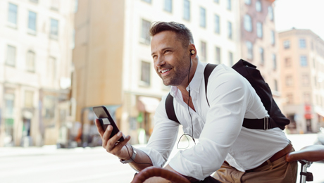 Mann mit Earbuds spricht ins Handy