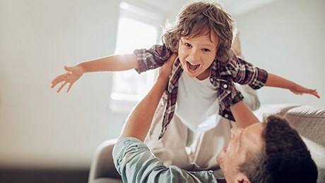 Vater lässt Kind fliegen