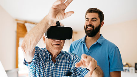 Älterer Mann trainiert mit VR Brille