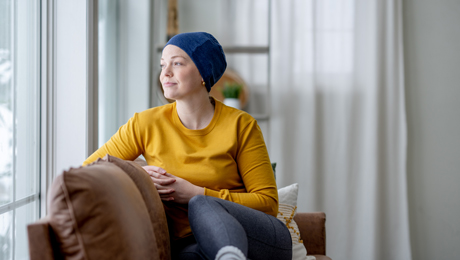 Junge Frau sitzt am Fenster