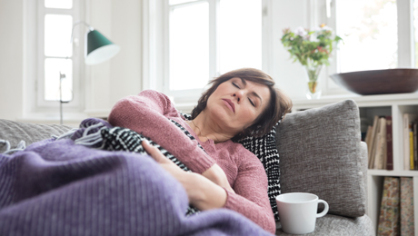 Frau ruht sich auf Sofa aus