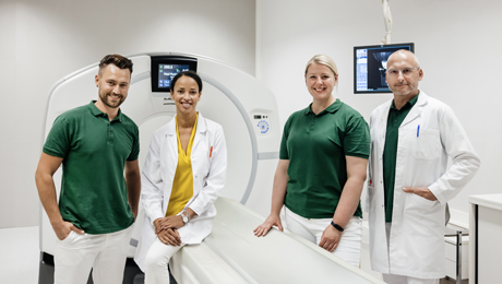 Röntgenassistenten stehen vor MRT
