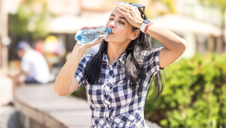 Junge Frau trinkt Wasser