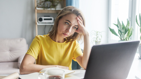 Burnout Frau vor Laptop